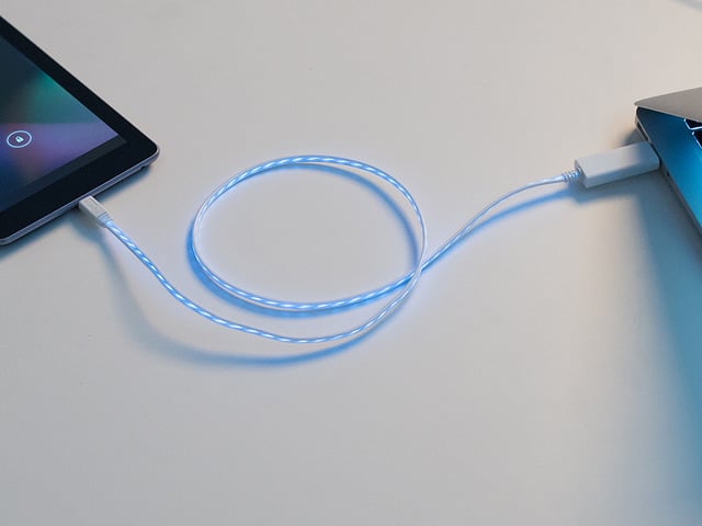 Flowing Effect MicroUSB Data+Charging Cable - White w/Aqua EL